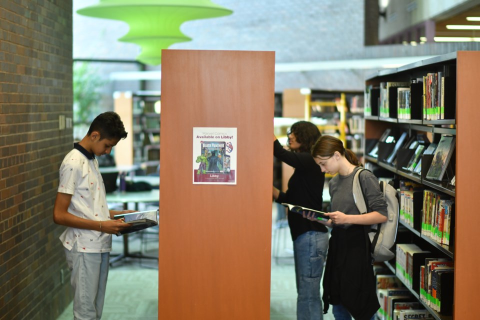 teens-browsing-book-shelves-2