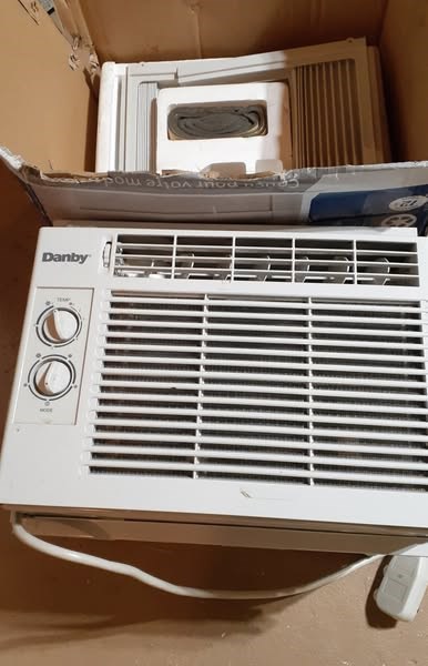 WINDOW AIR CONDITIONER 1