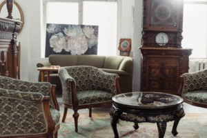 Antique Furniture, What’s the Scoop? 🛋️🕰️