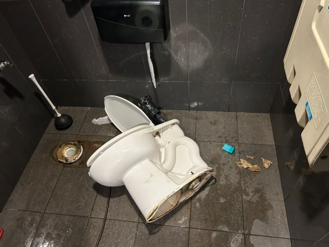 block toilet 01