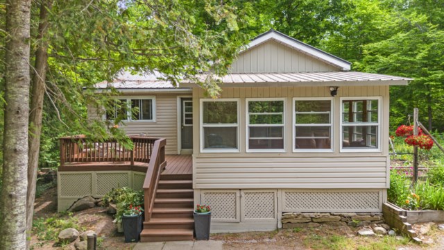 31 Meadows Ave #1