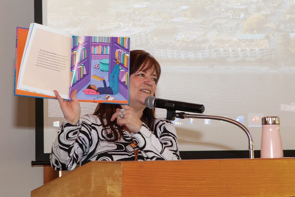 A.Teoni Spathelfer reads _White Raven_ at Seaside Centre