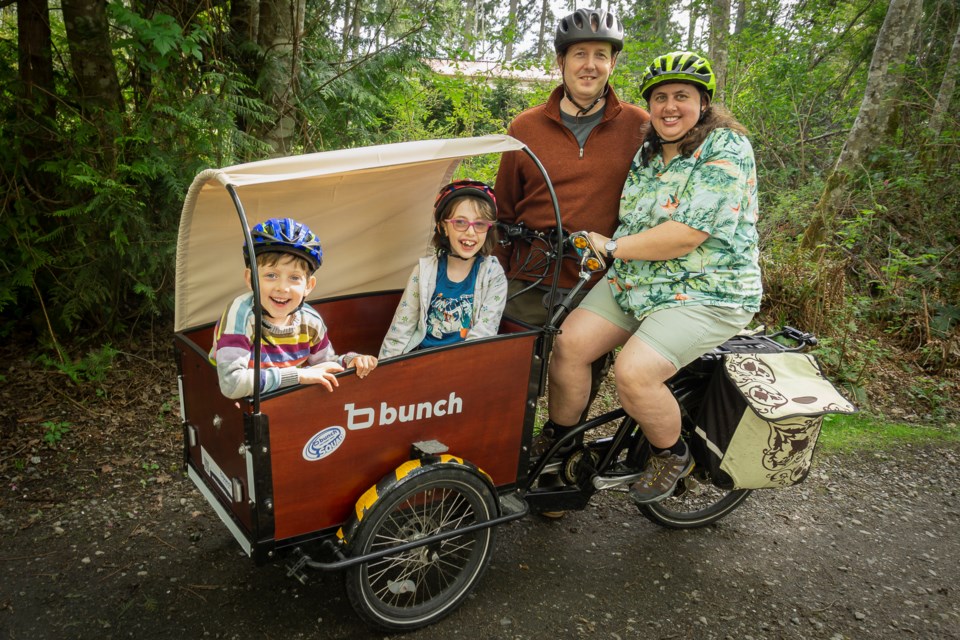 Marissa Fischer, Robin Johnson and their kids Mathilda and Dirk with their Bunch Bike Cherry3000.