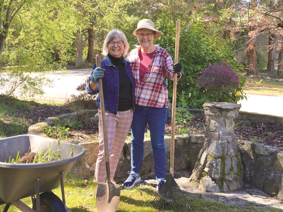c-st-johns-garden-sue-and-mary-in-the-garden