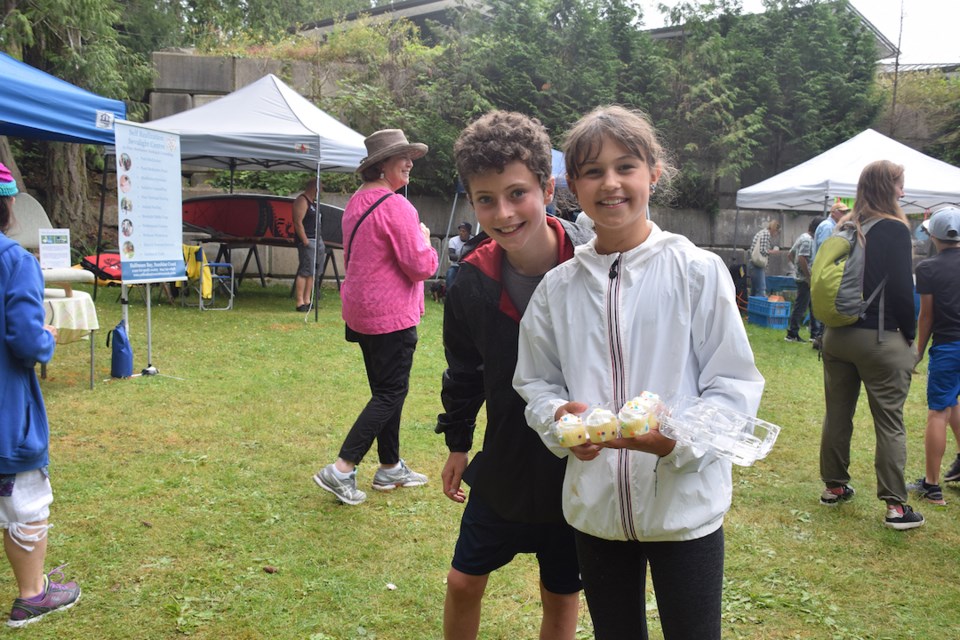 Oliver and Evelyn sharing a batch of cupcakes.