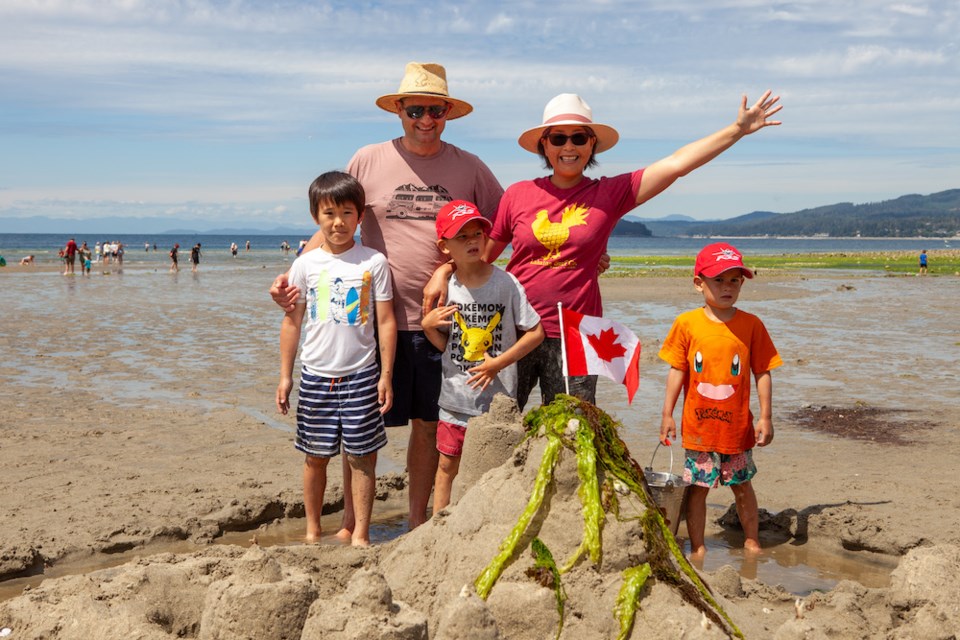 Matt Sull, Niho Shimizu, Leif Sull, Alex Komura and Bailey Sull used seaweed to adorn the central tower of a patriotic castle.
