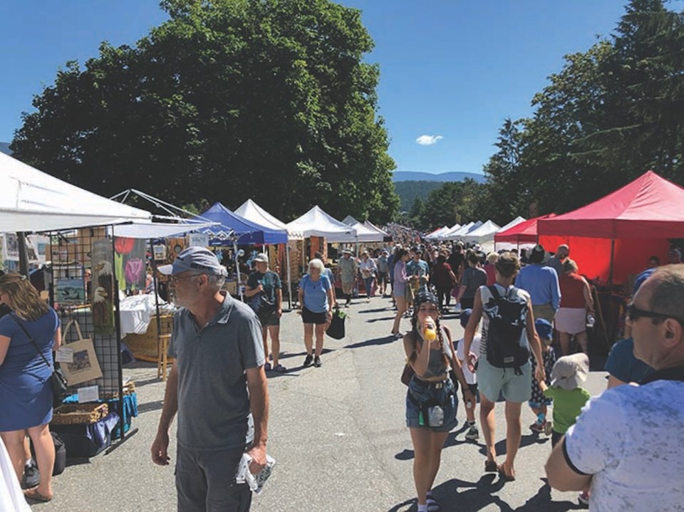 sechelt-farmers-and-artisans-market-scene