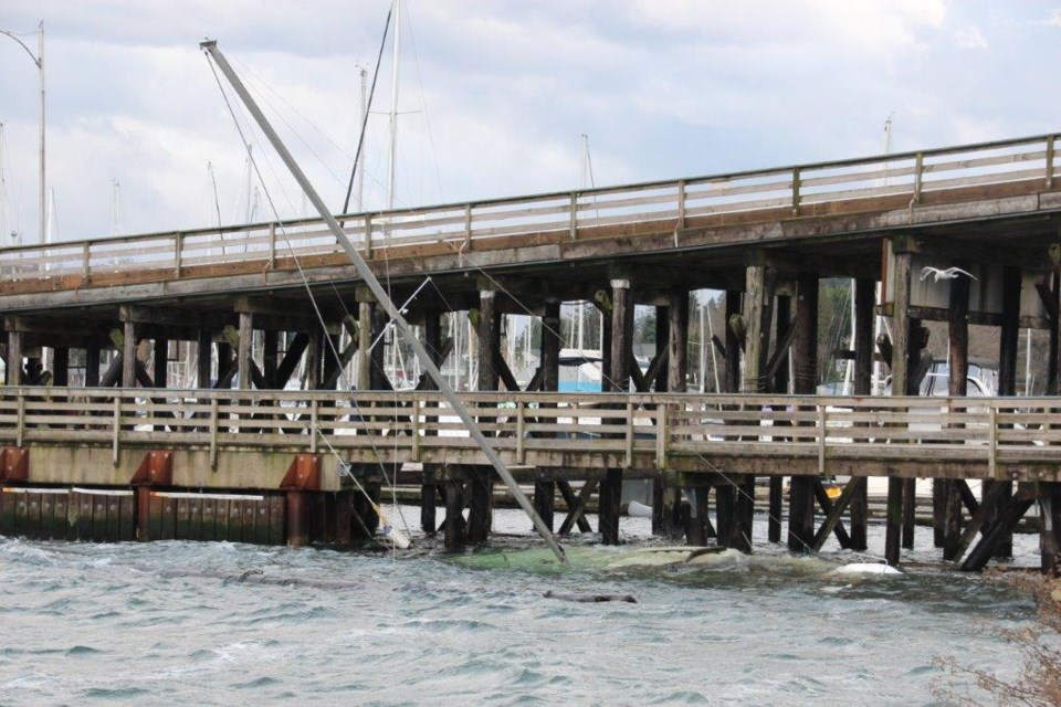 mast-beside-the-gibsons-dock-walkway