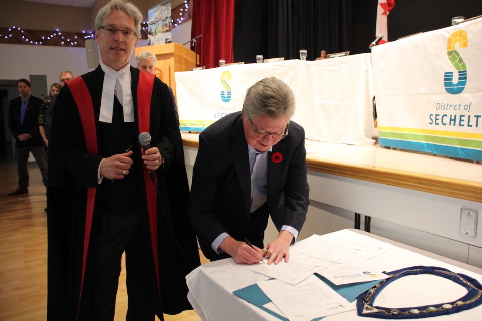 mayor-john-henderson-signs-his-oath-of-office