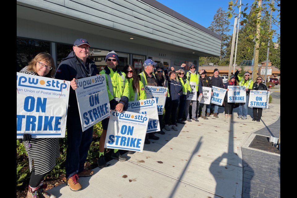 Rural Suburban Mail Carriers employees picketed outside of the Sechelt post office Nov. 15.