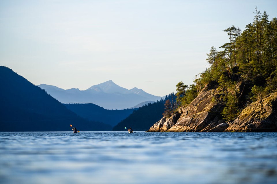 paddling-sechelt-andrew-strain-photo-credit_-sunshine-coast-tourism_andrew-strain-2