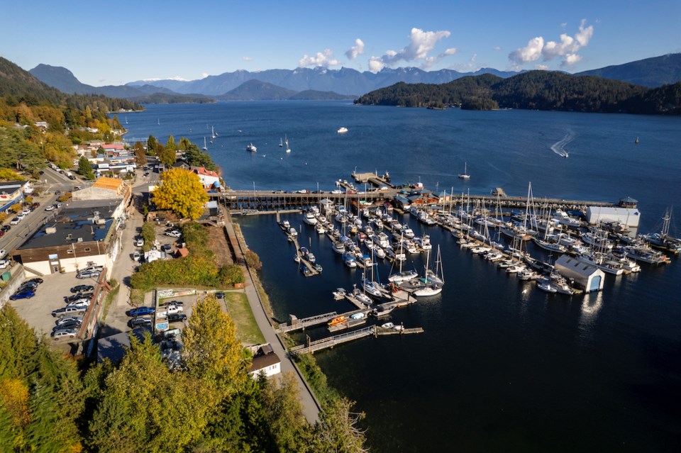 gibsons-harbour-and-town-on-the-sunshine-coast-of-british-columbia