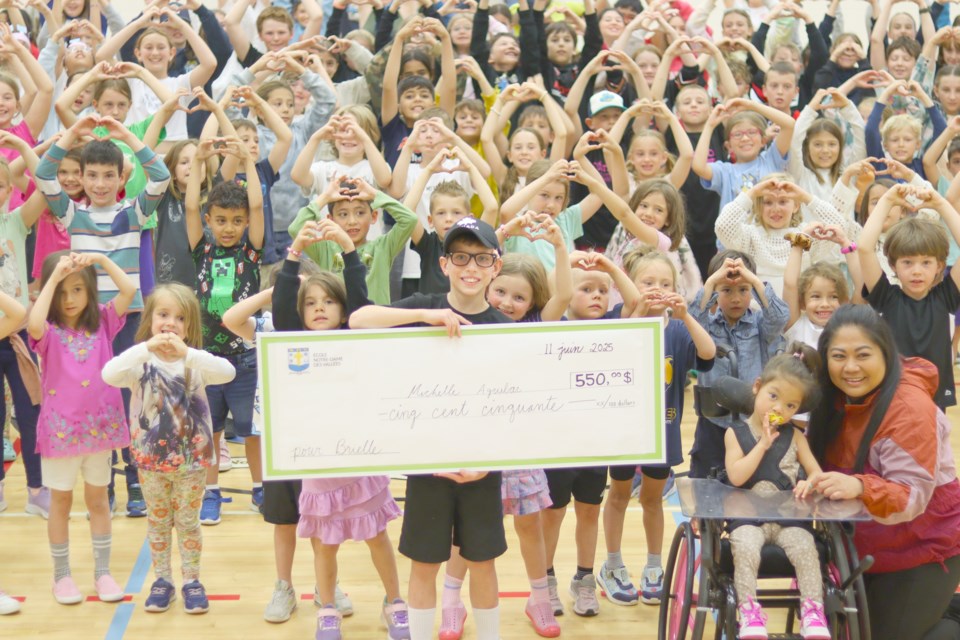 Students at École Notre-Dame Des Vallées were all excited meeting Brielle Thomson who visited the school to receive a Cheque of $550. 