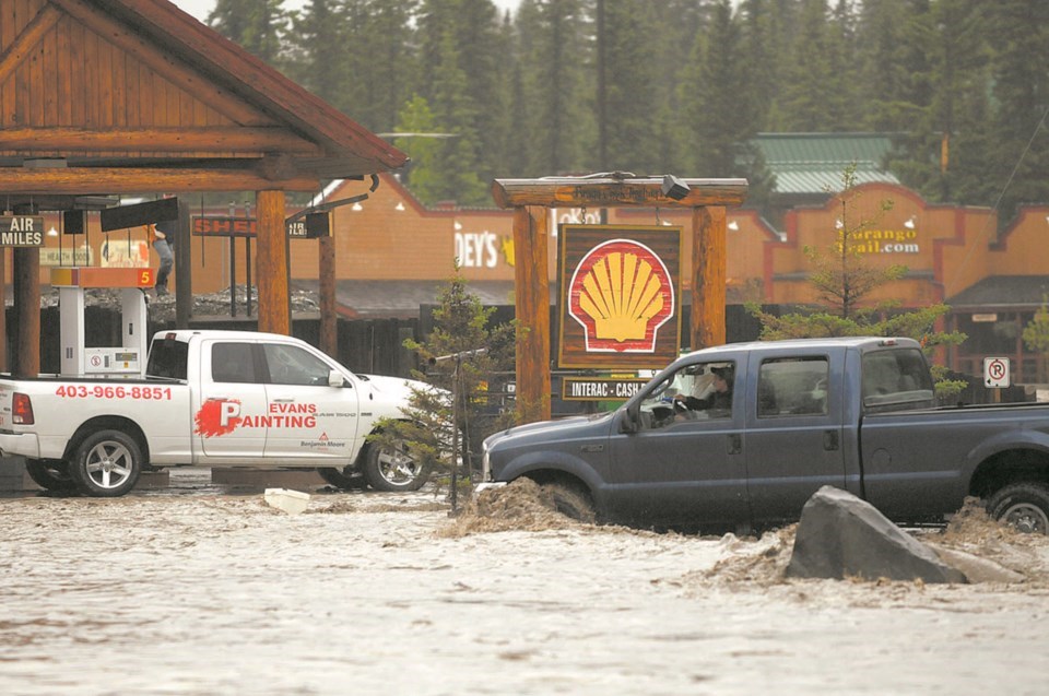 The 2013 flood sweeps through Bragg Creek. File Photo/Rocky View Weekly