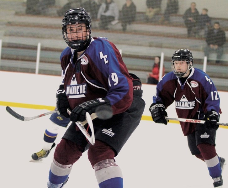 Avalanche forward Cole Reinhardt tries to bring down a bouncing puck during his team&#8217;s 2-0 loss to Leduc Techmation Oil Kings on Jan. 16 at Spray Lake Sawmills Family