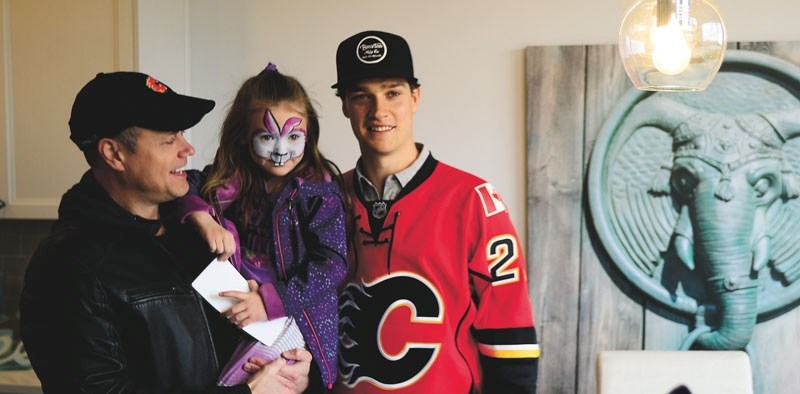 Matt Dunn and daughter Lucy, 5, get an autograph and photo with Cochrane&#8217;s own Mason Raymond. Calgary Flames forward Mason Raymond was in attendance at the Great Chili