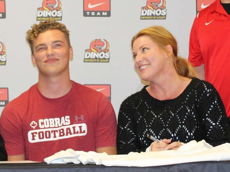 Kane Boklashchuk signs with the Dinos.