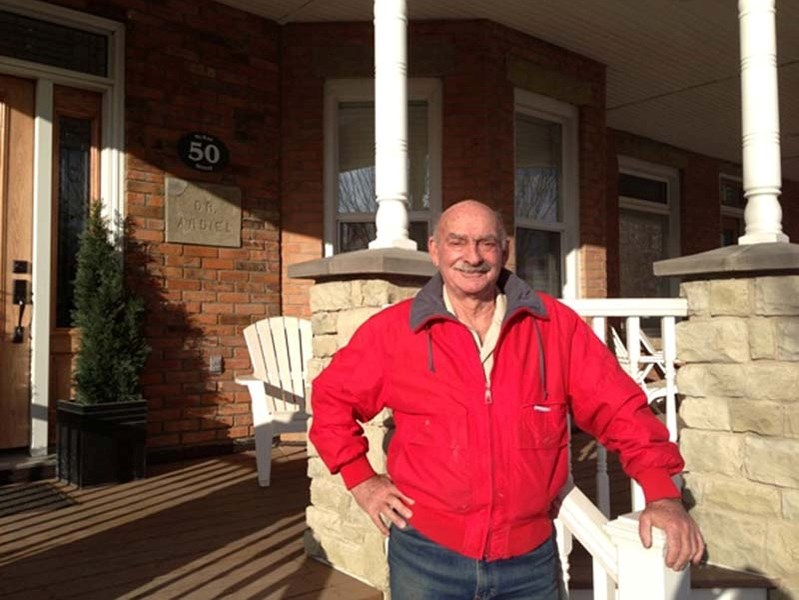 NHL hall of famer Bearcat Murray, known for his role as athletic trainer for the Calgary Flames, will be honoured at a charity dinner in support of Cochrane&#8217;s