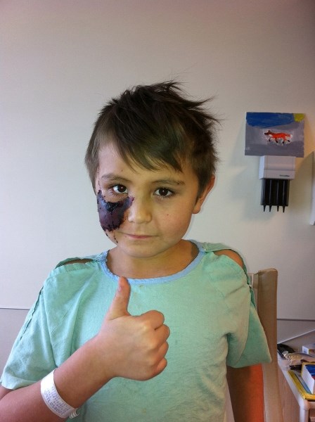 Tyler Benjamin gives the thumbs up at Alberta Children&#8217;s Hospital on Jan. 22.