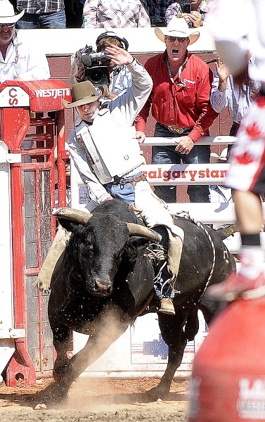 Cochrane&#8217;s Jody Turner rides close to a qualifying run but falls short with a time of 7.41 seconds on Axis Of Evil at Calgary Stampede July 11. It takes eight seconds