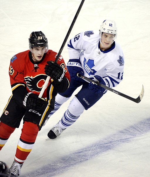 After the Toronto Maple Leafs opted to let him walk, Cochrane&#8217;s Mason Raymond has inked a three-year deal with the Calgary Flames.