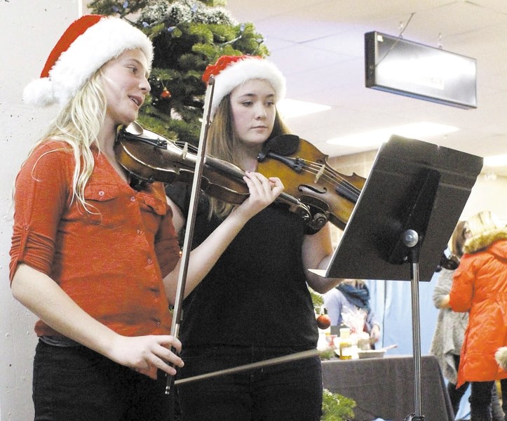 Rosie Thorson, left, and Aleena Stephen perform at last year&#8217;s Last Minute Christmas Market.