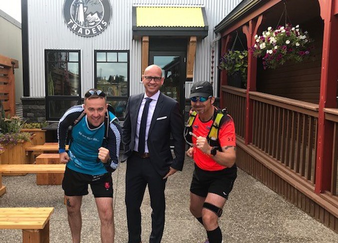 runners with mayor