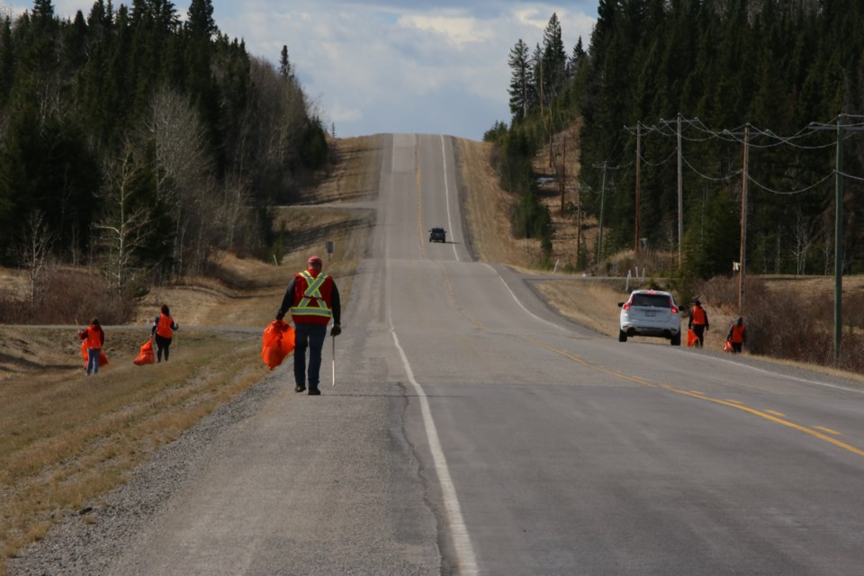 The Jumping Pound 4H Club, alongside volunteers from the Wayfinders Wellness Retreat make their way down Highway 68, southwest of Cochrane, picking up garbage as a part of the 45th annual Highway Cleanup. (Tyler Klinkhammer/The Cochrane Eagle)