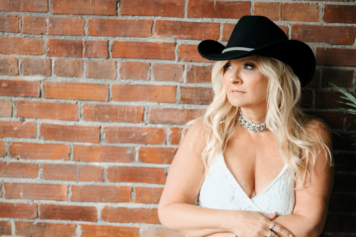 Canadian country star strumming into Collingwood next month