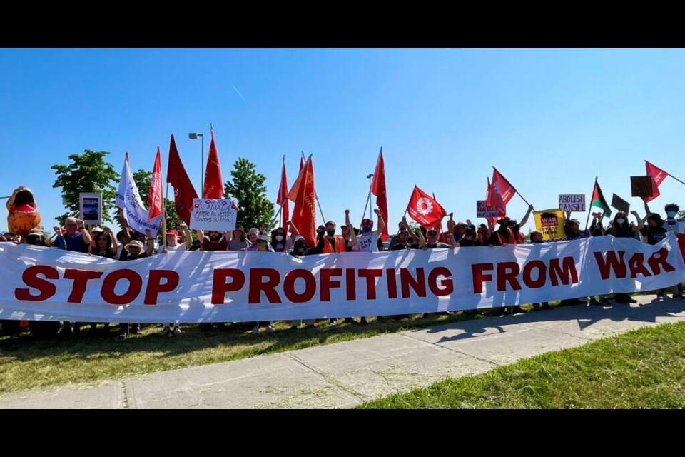 Usa ka grupo sa mga aktibista sa kalinaw gikan sa mga grupo sama sa Raging Grannies, Quakers, Voice of Women for Peace, World Beyond War, Peace Brigades International, ug "pipila ka mga komunista" milihok aron babagan ang mga entrada sa EY Center sa Ottawa atol sa CANSEC security and defense conference sayo ning bulana.