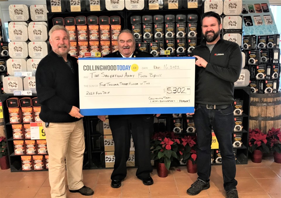 big-cheque-stuart-snelgrove-of-collingwoodtoday-capt-rob-hardy-of-collingwood-salvation-army-and-chris-johnson-store-manager-of-loblaws-collingwood-1