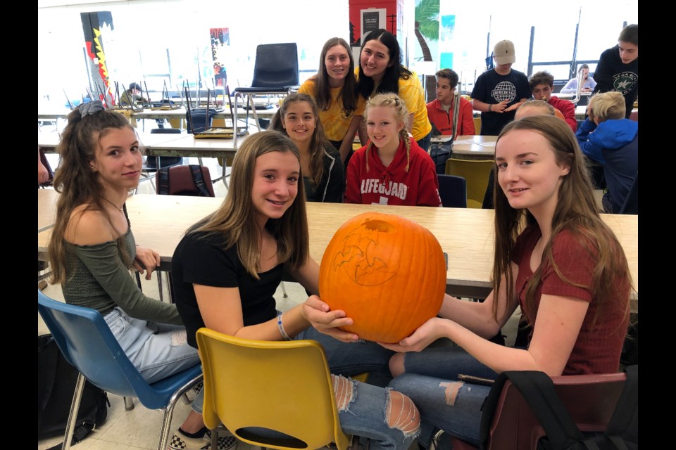 Claire Adams, Keira O'Farrell, Abigail Miller, Emily Schaefer and Bianca Hoit-Whipps with Link Crew leaders Heidi Ostertag and Rebecca Donahue. Erika Engel/CollingwoodToday