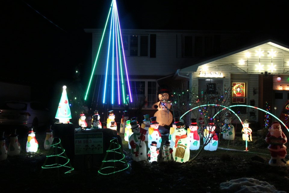 Frosty the Snowman takes over a house on 4th Street. The large, lit up snowmen dance to music — turn on your radio to hear Christmas carols from the comfort of your car. Maddie Johnson for CollingwoodToday