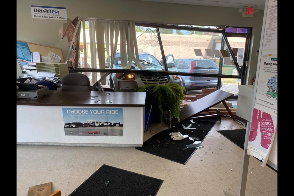 Car goes through window of Collingwood Service Ontario building
