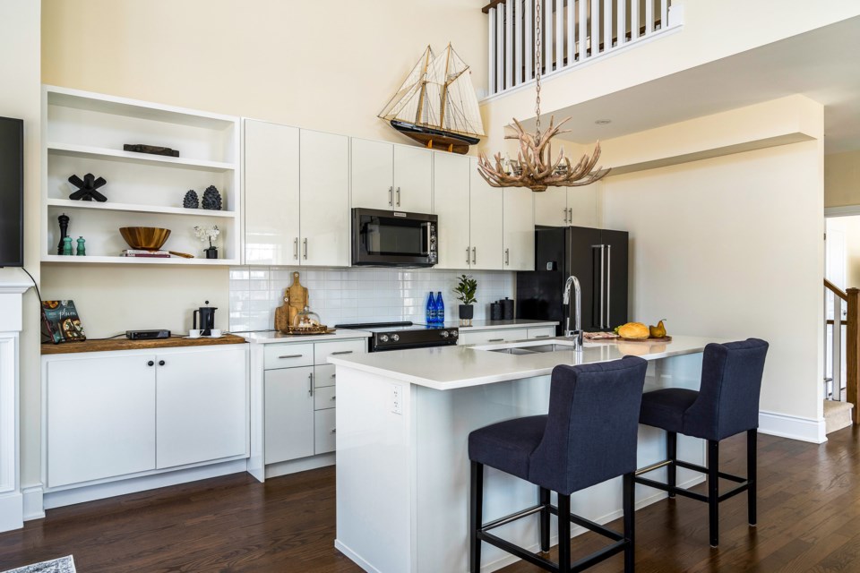 island_kitchen-leah-dilley-realtor-collingwood