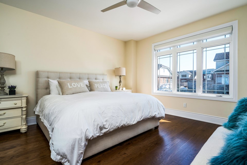 primary-bedroom-leah-dilley-realtor-collingwood