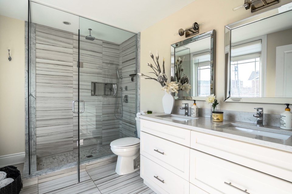 primary-ensuite-leah-dilley-realtor-collingwood