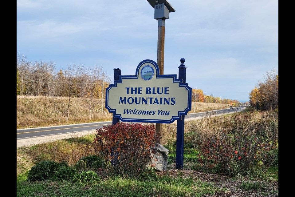 The "welcome to The Blue Mountains" sign on Highway 26.