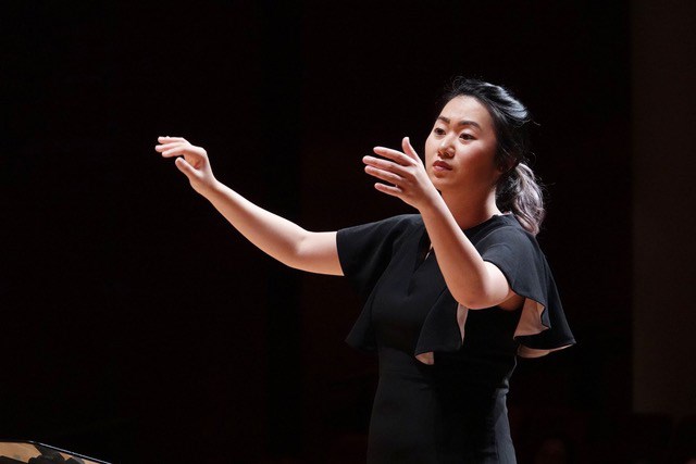Cathrie Yuen conducting