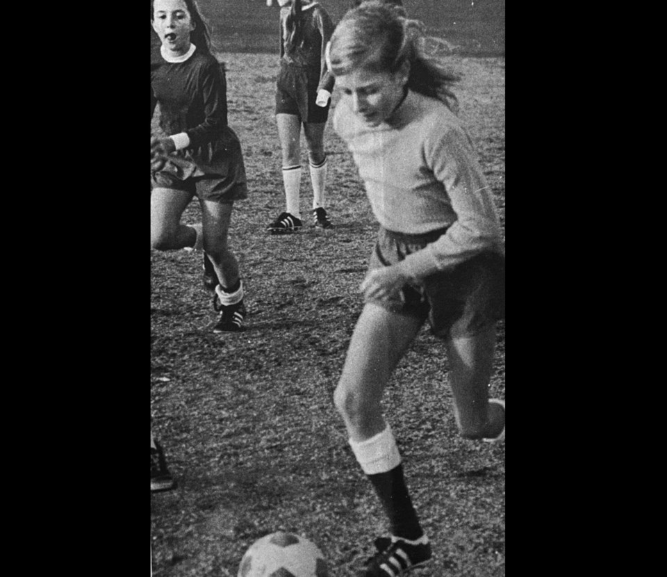 girls-soccer-delta-1970s