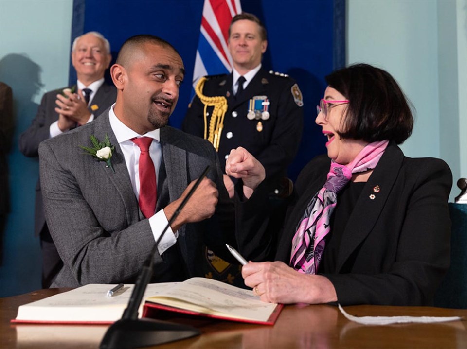 ravi-kahlon-sworn-in-as-new-housing-minister-dec-2022-with-janet-austin