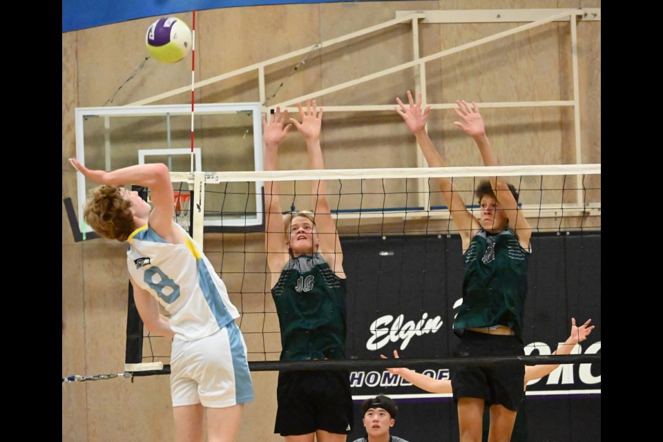 The No. 4 Seaquam Seahawks edged the No. 6 Delta Pacers in a heavyweight match-up in the South Fraser Premier Boys Volleyball League action on Monday night in South Surrey. 
