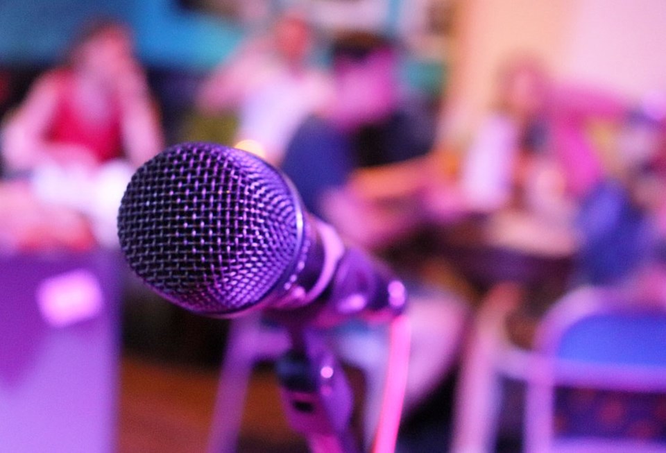 karaoke-mic-in-delta-bc-bar