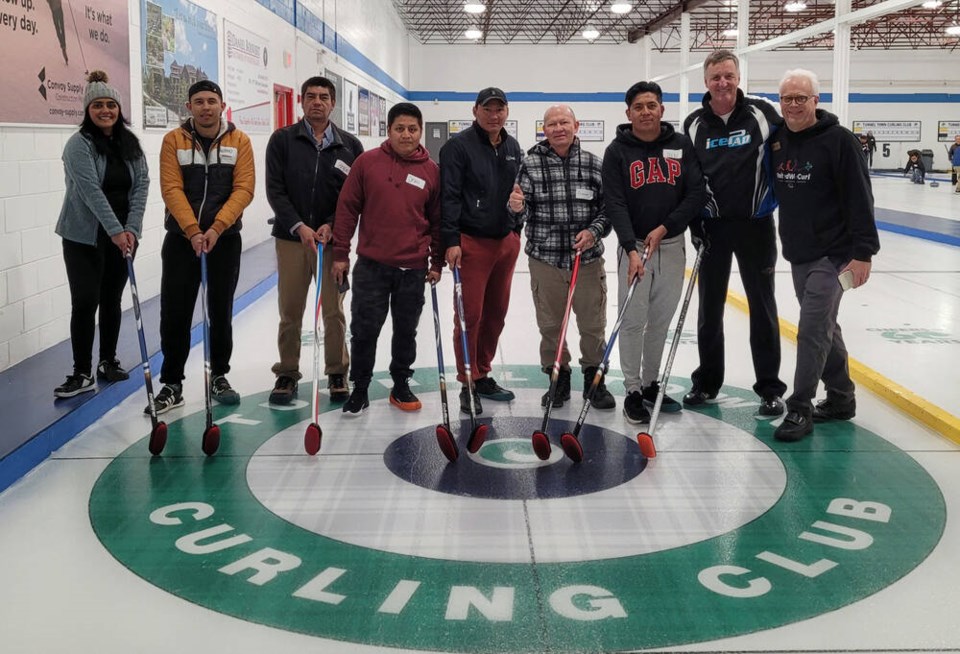 web1_latino-curling