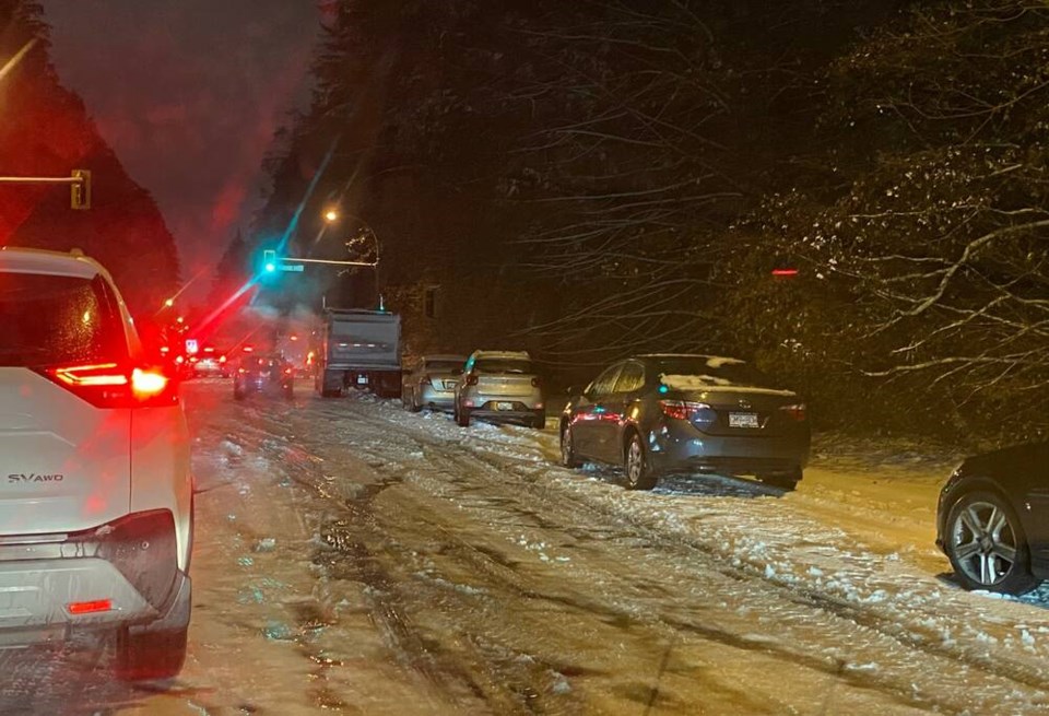 web1_snowstorm-kittson-parkway-stuck-cars-nov-29-22