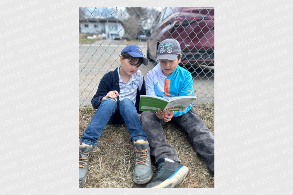 Last week, grade 2 and 3 students at École Saint-Joseph (Blind River) brought their books outdoors.