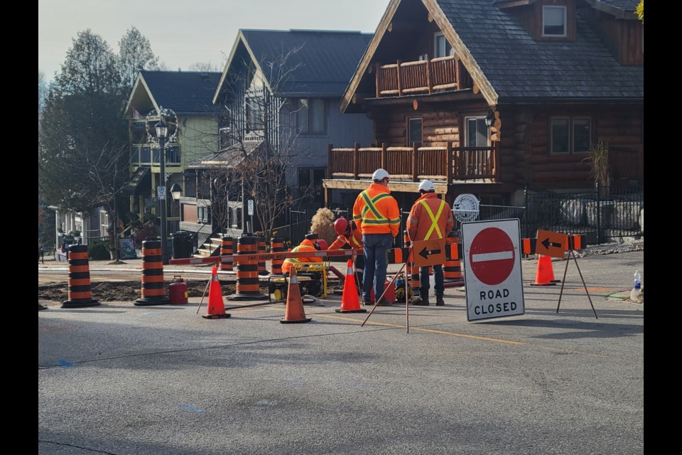 A construction crew on Metcalfe Street doing an emergency sewer repair.
