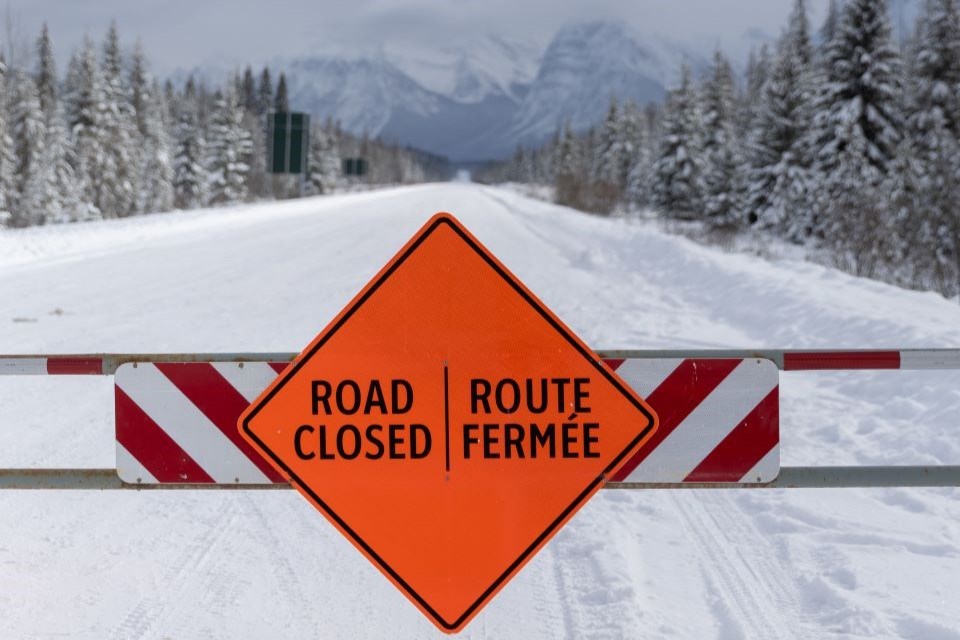 2103-avalanche-control-update-sh-jaspernp-2024-93n-road-closure-athabasca-falls-credit-parks-canada-luuk-wijk-img_0840-web-photo