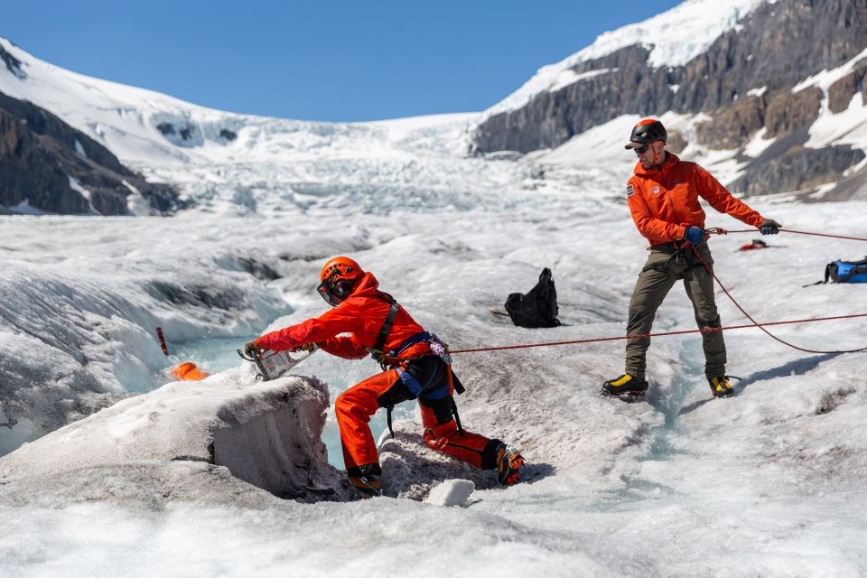 2202-parks-safety-reminder-sh-jaspernp-2023-crevasse-rescue-scenario-chainsaw-athabasca-glacier-credit-parks-canada-luuk-wijk-img_7688-web-photo