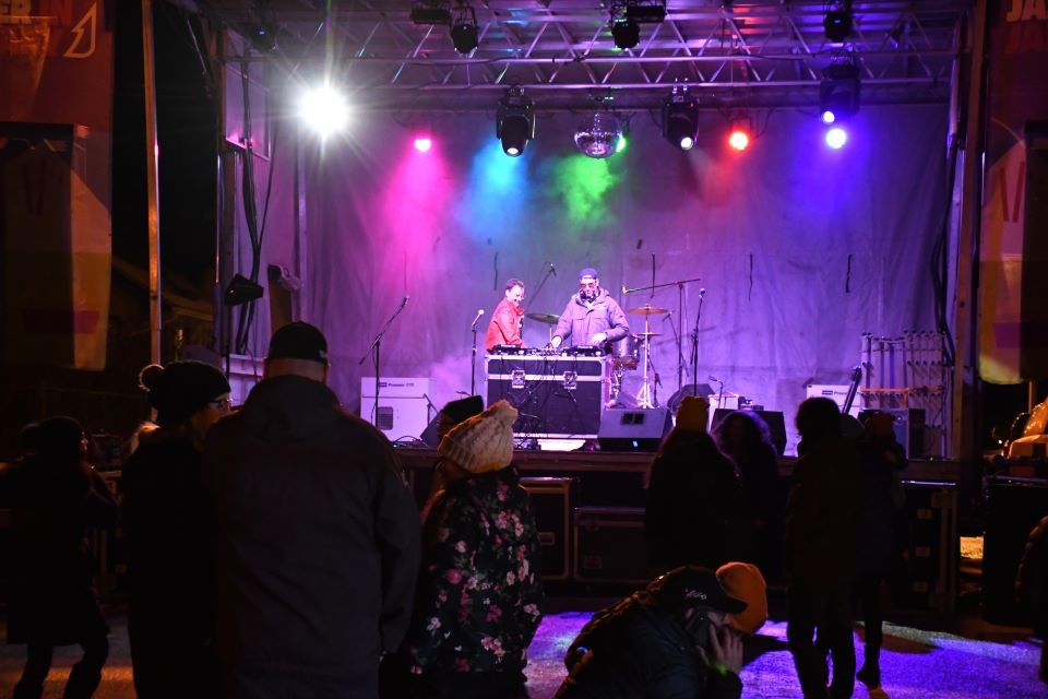 A crowd begins to gather as DJ duo Pineo & Loeb performs at the annual Jasper in January Street Party on Jan. 27. | Peter Shokeir / Jasper Fitzhugh